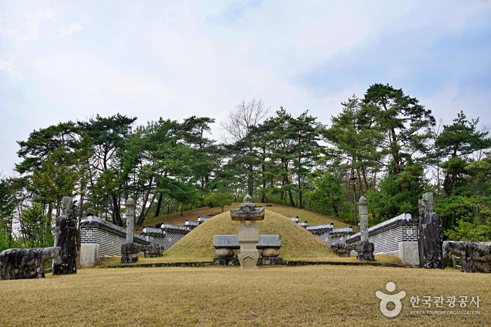 무인석이나 병풍석, 난간석도 없는 영월 장릉