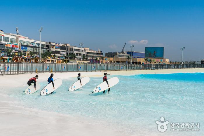 세계 최대 규모의 인공 서핑 시설 시흥 웨이브 파크