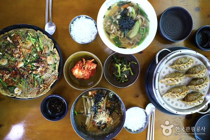 초록빛 능수버들 살랑대는 도심 여행|열린 관광 모두의 여행