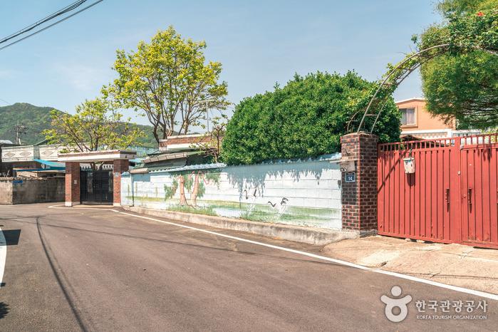 작은 벽화가 있는 조용한 마을