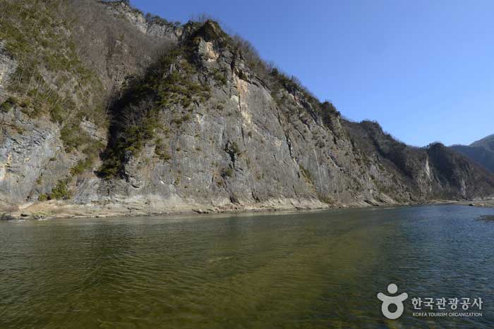 동강할미꽃이 자라는 동강변의 기암절벽 뼝대