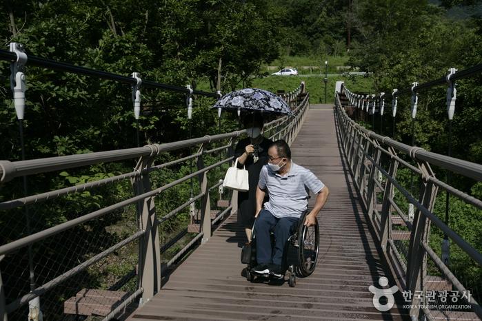 재인폭포는 폭포 인근의 출렁다리에서 정면을 볼 수 있다