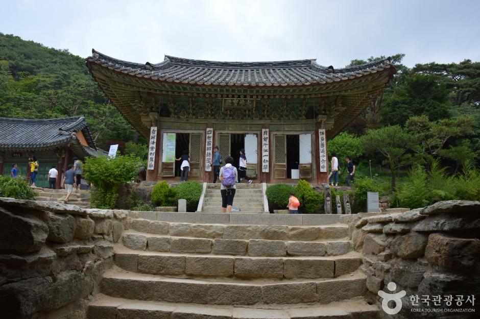 추녀 네 귀퉁이에 나녀상이 있는 대웅전