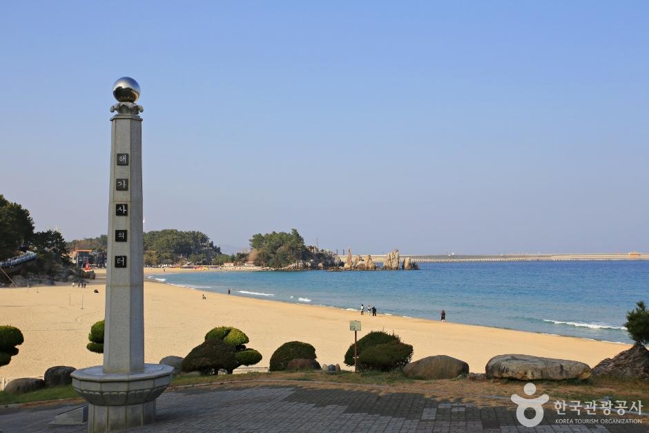 증산해변 입구에 해가사의터 기념비가 있다.