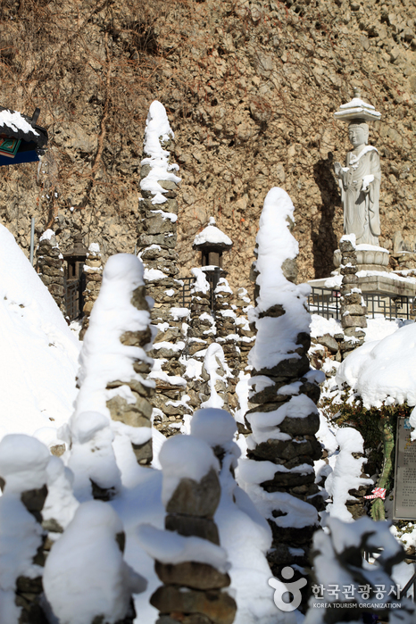 눈쌓인 돌탑