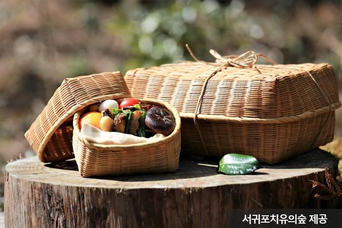 차롱에 제주 향토 음식을 담아 제공하는 차롱치유밥상