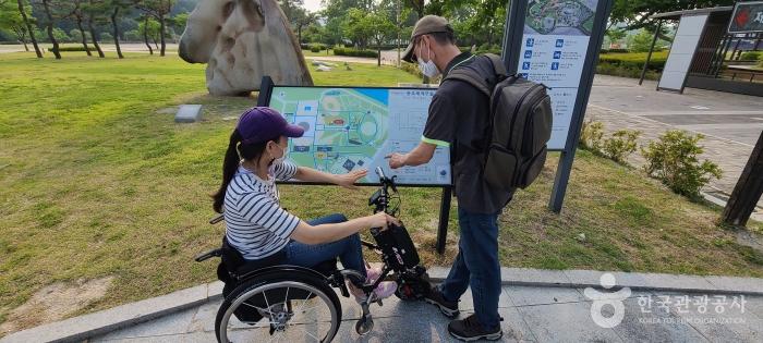 열린관광지 안내판을 보며 무장애 탐방 동선을 알아보고 있다