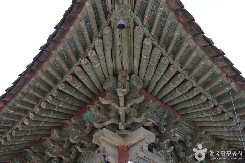 대웅전 추녀 귀퉁이에서 지붕을 떠받치고 있는 나녀상