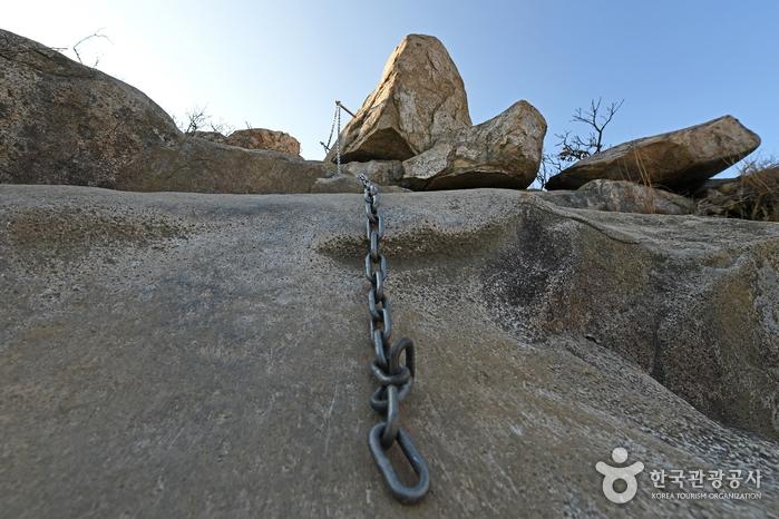 노승봉 아래 쇠사슬이 설치된 가파른 바위 구간