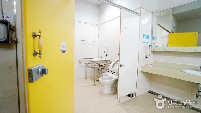 조선해양전시관의 장애인 화장실 내부