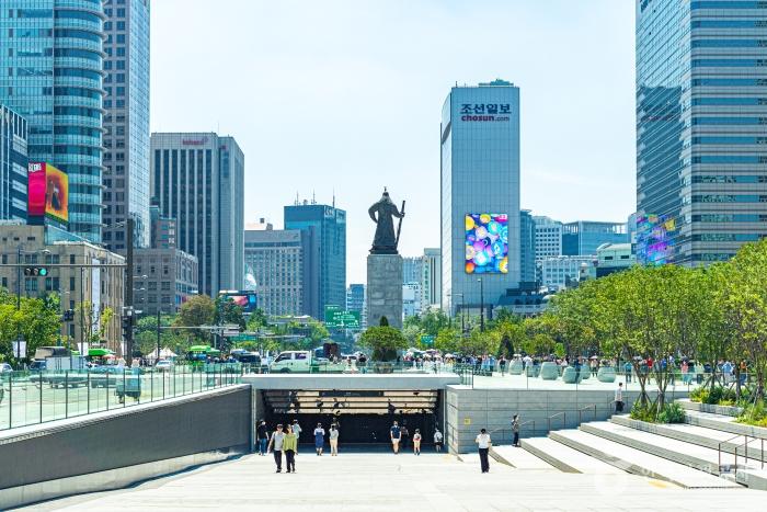 벤치와 미디어월이 공존하는 광화문계단