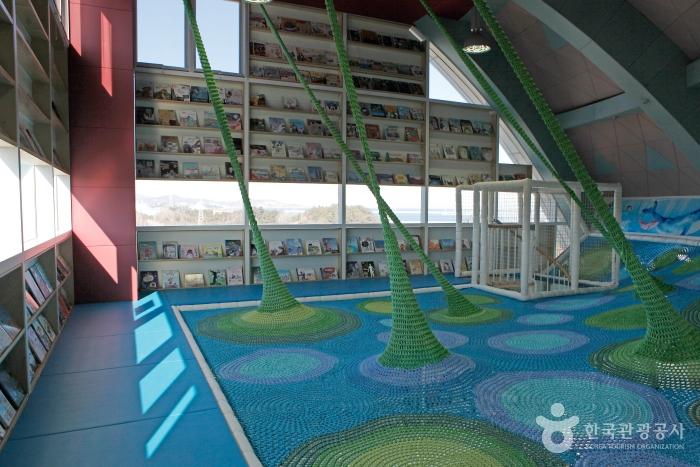 이사부사자공원 정상부에 자리한 삼척그림책나라에서는 책과 함께 놀 수 있다.