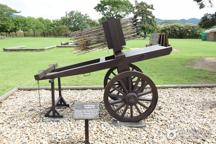 해미읍성은 병영성이었던만큼 진남문을 들어서면 조선시대의 각종 무기가 전시되어 있다