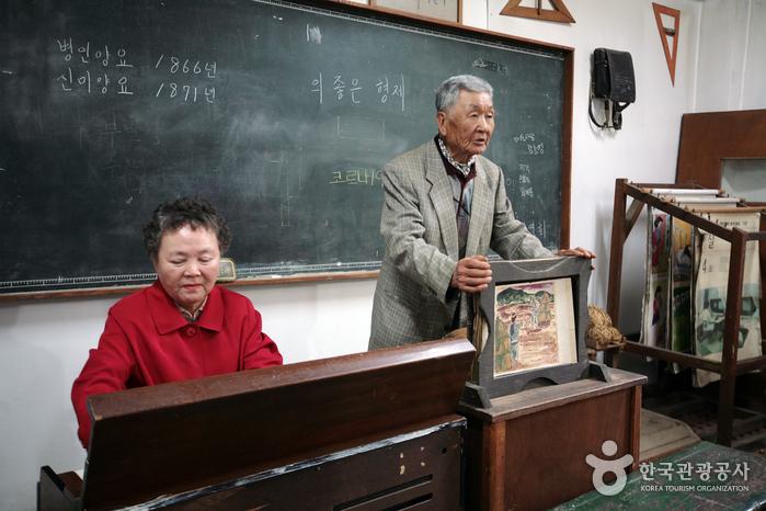 덕포진교육박물관을 설립한 이인숙·김동선 관장