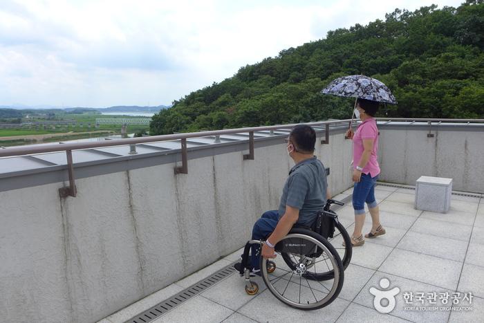 민통선 안 평화곤돌라 승강장 건물 옥상 전망대는 휠체어에서 전망을 제대로 볼 수 없어 아쉽다