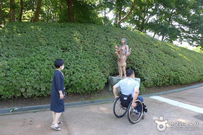 전곡리 선사유적지는 드넓은 야외 대부분이 무장애 탐방이 가능하다