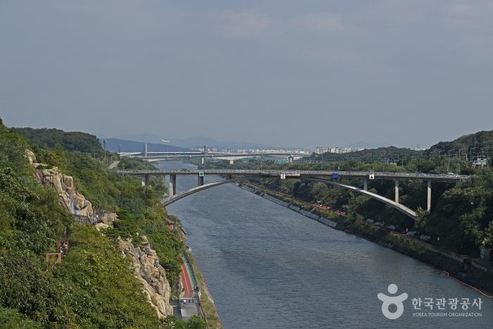 아라한강갑문에서 김포와 인천을 거쳐 서해로 흘러드는 경인아라뱃길