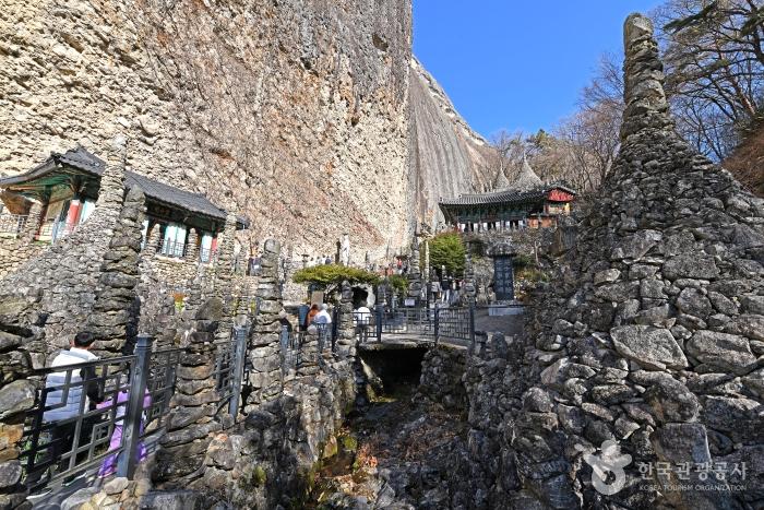 돌탑 80여 기가 장관을 이루는 마이산탑사