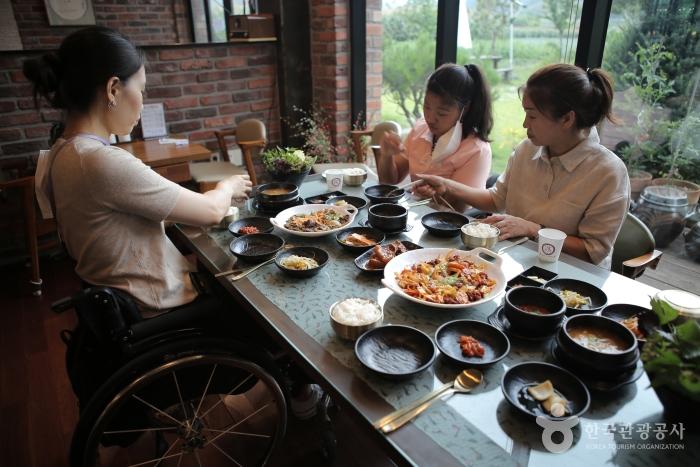 소불고기와 낙지볶음 세트메뉴로 건강한 한끼 식사를 하고 있다