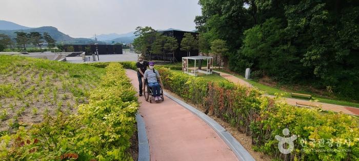 전시관 외부 전망대로 오르는 경사로