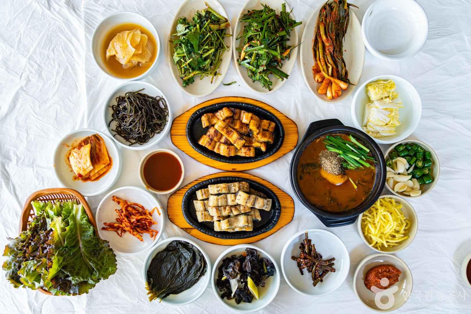 [K-로컬 미식여행 33선] 25.겉은 바삭하고 속은 기름진 풍부한 맛, 고창 민물장어> 여행기사 :대한민국 구석구석 [K-로컬 미식여행 33선] 25.겉은... 