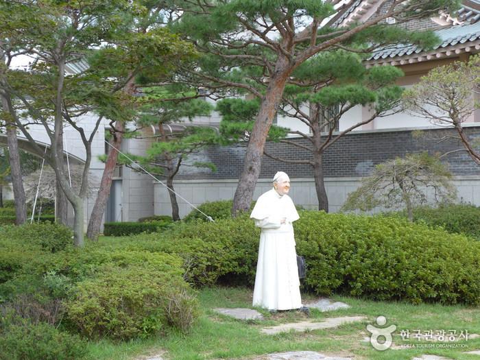 해미순교성지의 성당 앞에는 이곳을 방문한 프란치스코 교황성하의 상이 있다