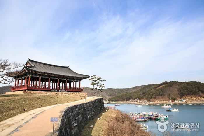 성내 옛터에 복원한 영보정과 오천항 풍경