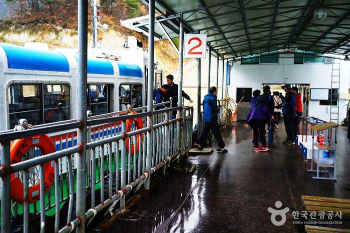 역사와 안전을 자랑하는 단양 장회나루의 충주호유람선