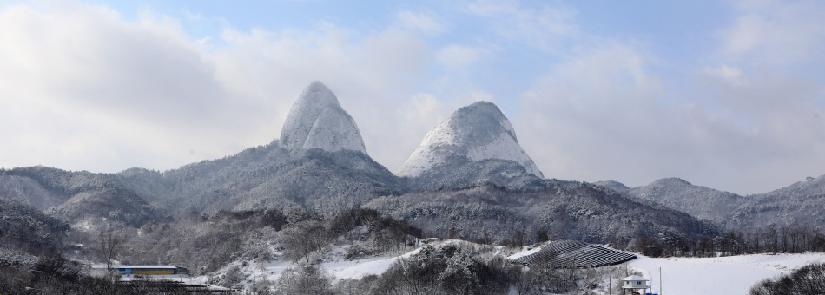 말의 귀처럼 쫑긋 솟은 마이산 봉우리_진안군청 제공