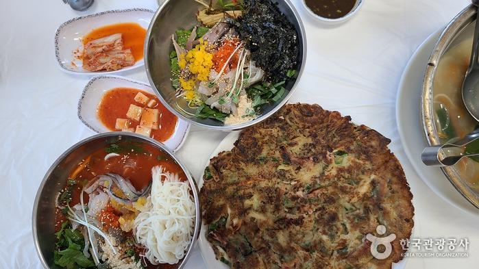 삼봉수산 점심특선 인기메뉴, 물회와 회덮밥. 해물파전도 보기와 다르게 맛있다