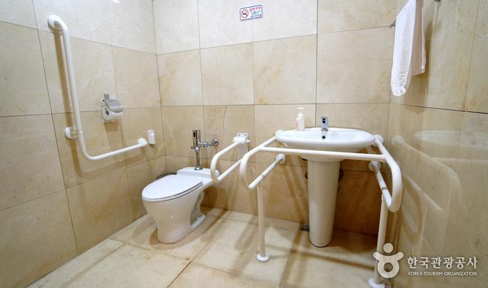 폰타나비치호텔 1층의 장애인 화장실