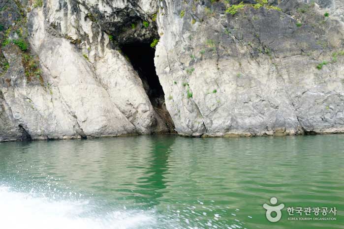 마고할미가 살았다는 작은 동굴