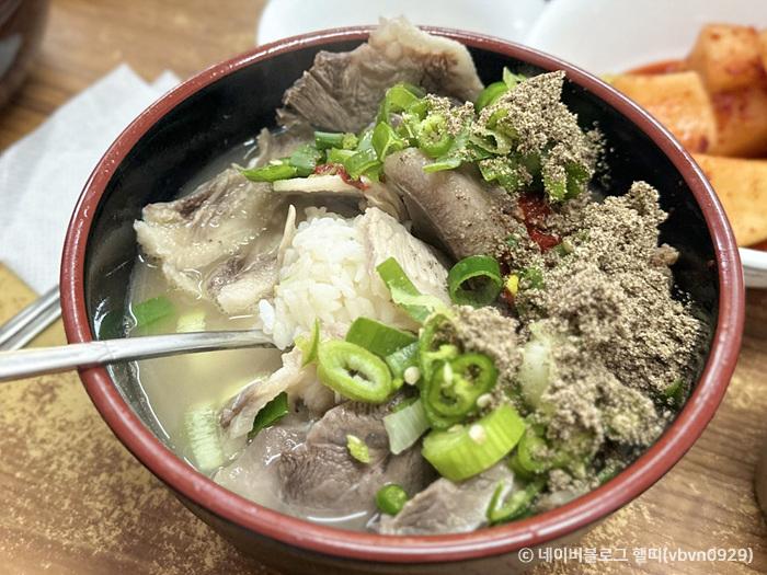 밥과 고기를 토렴한 순댓국