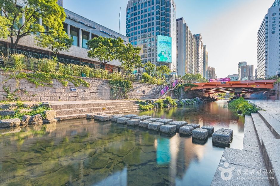 Along Cheonggyecheon Stream to Gyeongbokgung and Insadong