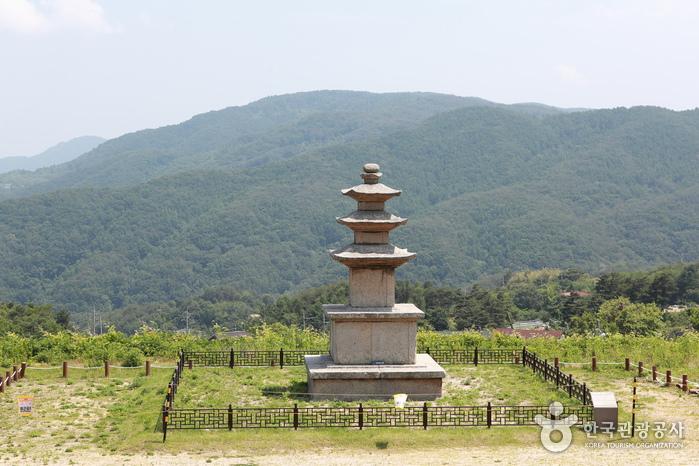 지대가 높아 전망이 시원한 성주 법수사지 삼층석탑