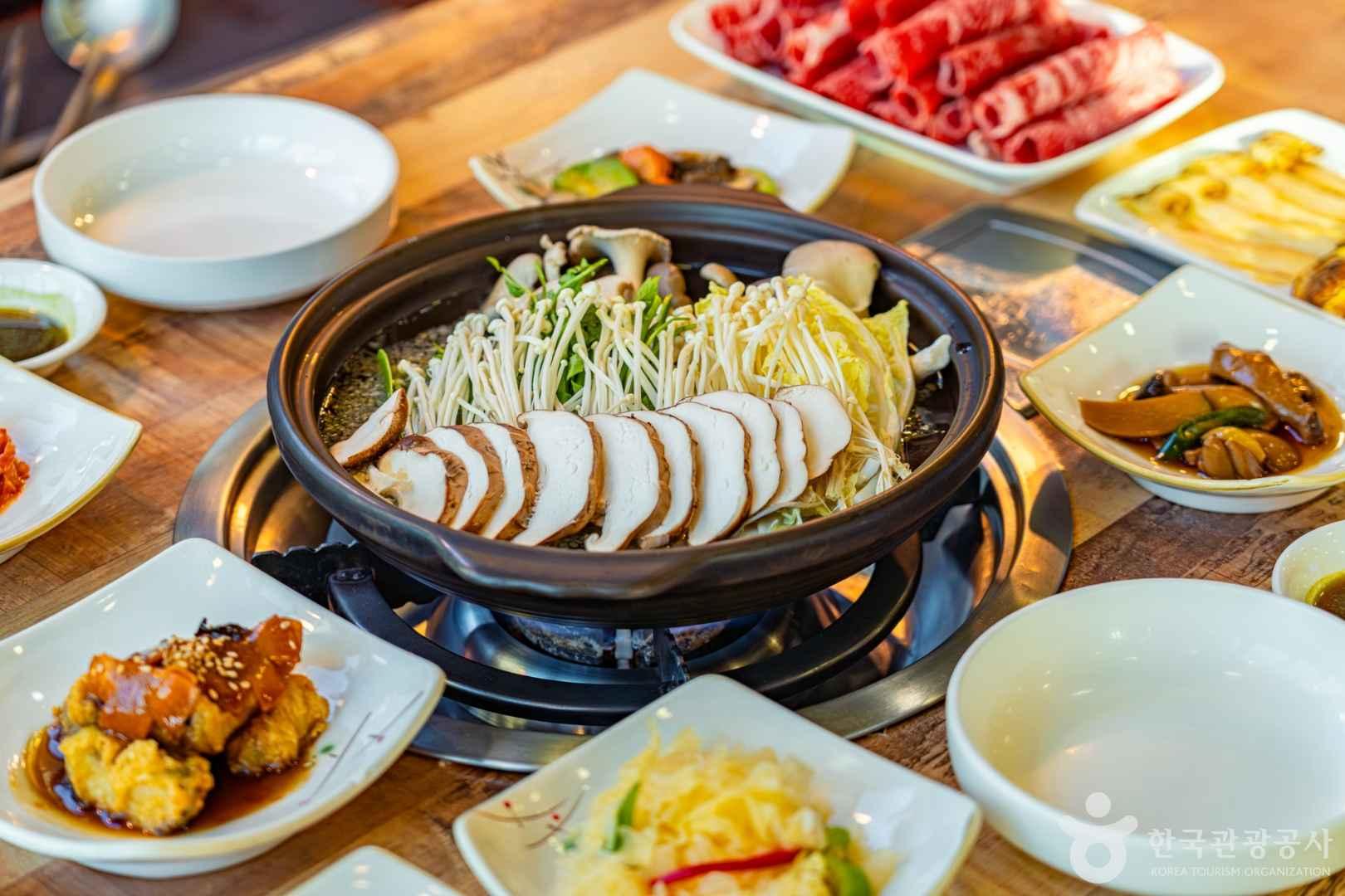 입안 가득 퍼지는 고유의 매력적인 향기, 양양 송이버섯> 여행기사 :대한민국 구석구석 [K-로컬 미식여행 33선] 17. 입안 가득 퍼지는 고유의... 