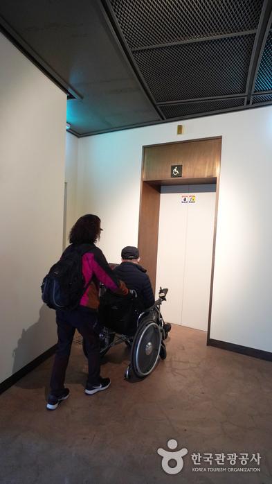 제주돌박물관의 장애인용 엘리베이터
