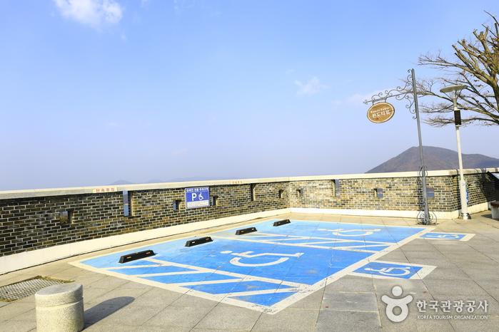 완도타워 앞 장애인 주차장