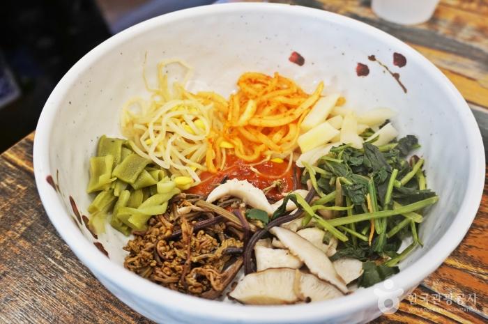 강천산자락 식당 ‘산들애’의 산채비빔밥