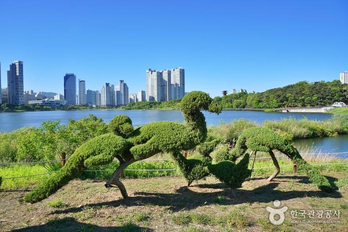  관상수를 여러 가지 동물 모양으로 다듬은 정원