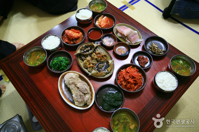인동주마을의 꽃게장정식 한상차림