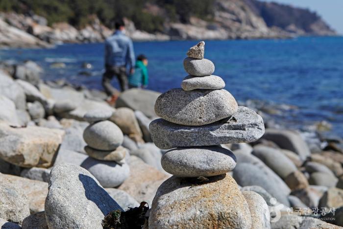 공곶이 방문객들이 몽돌해변에 쌓은 돌탑
