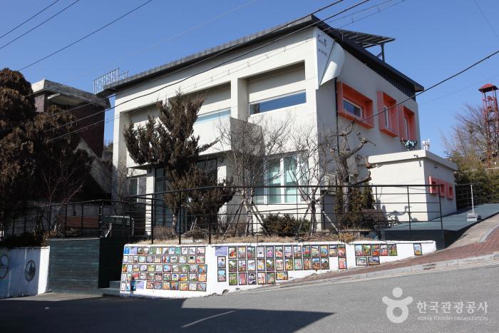 우체국 건물을 개조한 갤러리 예
