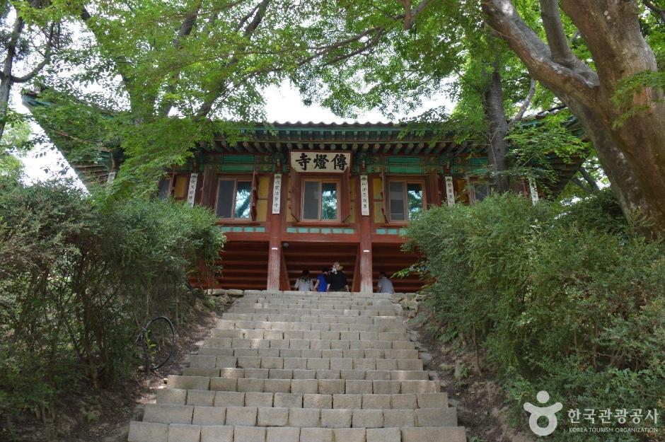 대웅전 앞마당 바로 밑에 세워진 대조루
