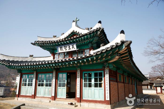 궁궐 도편수가 지은 것으로 전해지는 대한성공회 강화성당