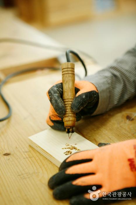 열을 이용해 나무에 그림을 그리는 우드 버닝 체험