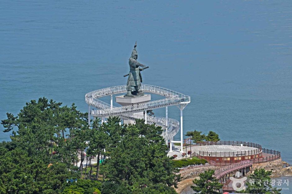진도 이충무공승전공원의 이순신 동상과 울돌목 전망