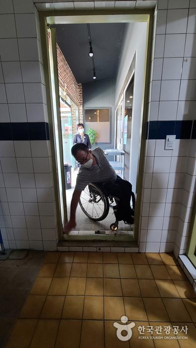서가네 한우의 화장실은 출입구의 단차가 커 휠체어 진입이 쉽지 않다.
