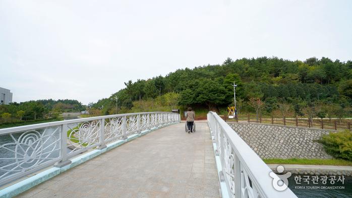 삼학도 수로를 건너가는 길