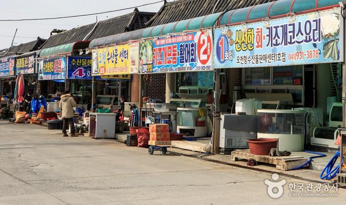 오천항에 늘어선 키조개 음식점
